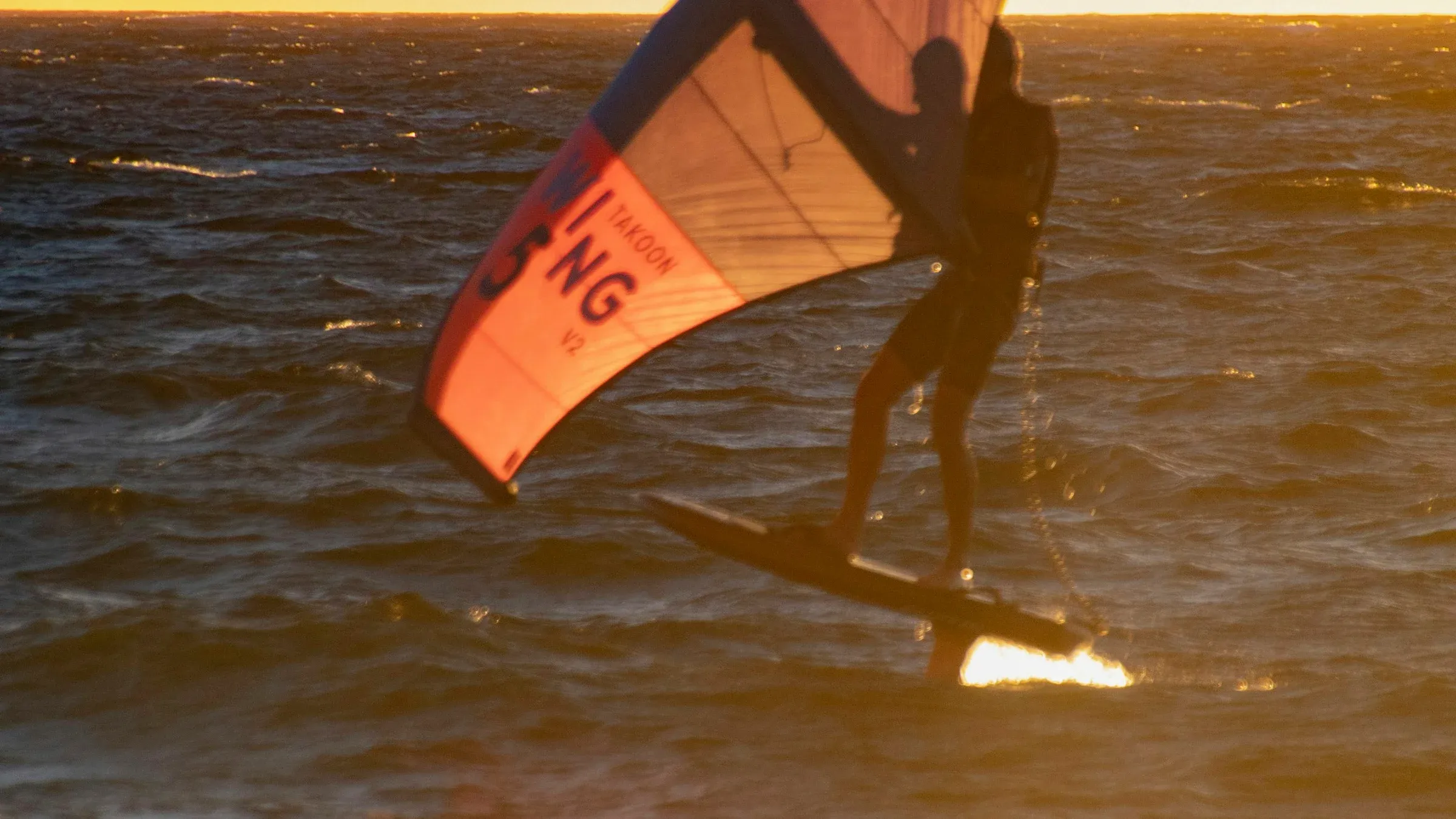 Wing foiler sur la Méditerranée, coucher de soleil, Hyères, France